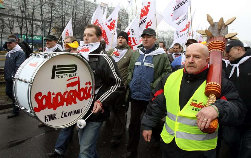 Wściekli górnicy rzucali kamieniami