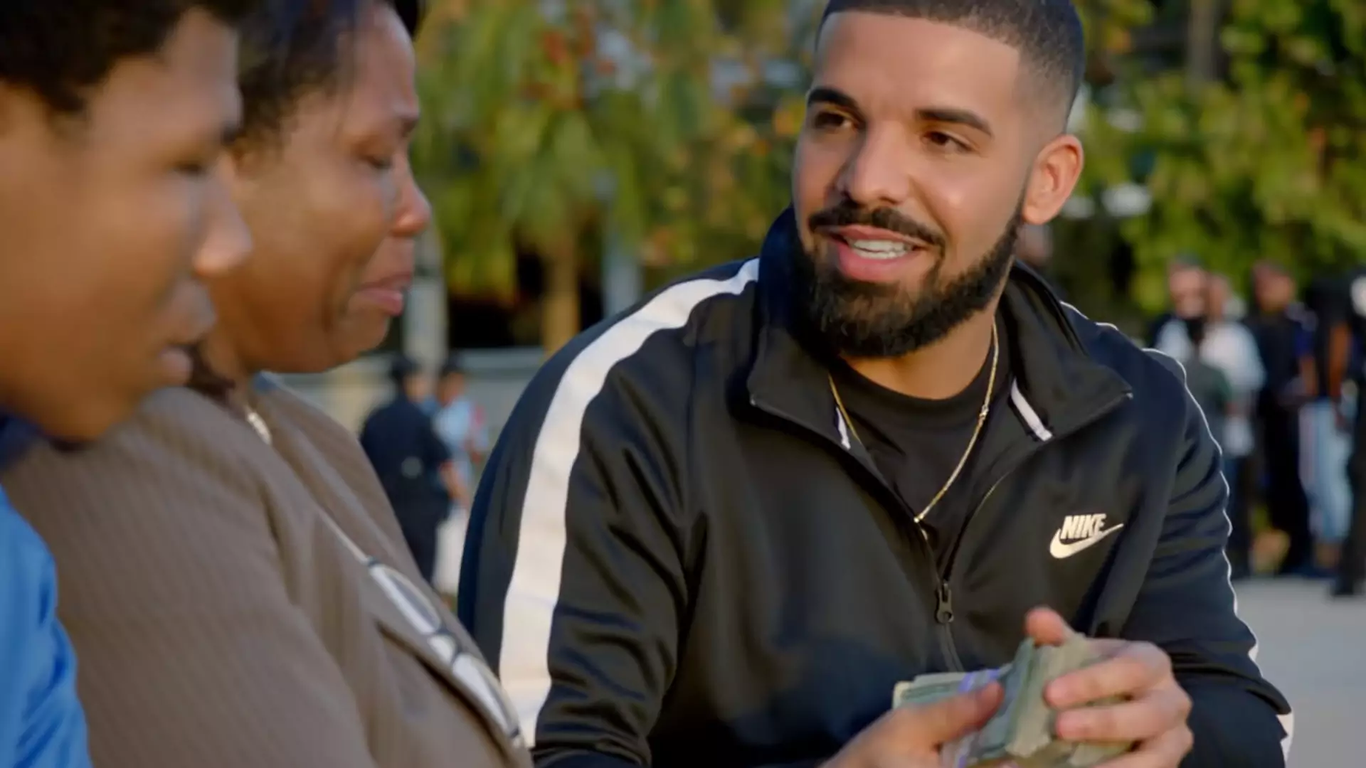 Drake rozdaje pieniądze i tańczy z radości w nowym klipie do "God's Plan"
