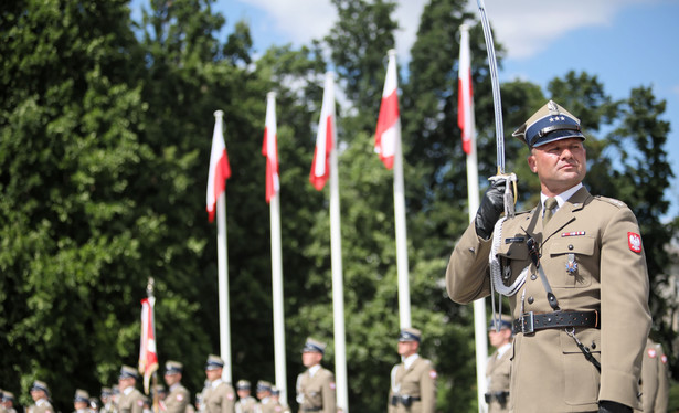 Warszawa, 31.07.2020. Dowódca 3 Kompanii Reprezentacyjnej WP Grzegorz Kudyk (P) podczas uroczystości z okazji święta Garnizonu Warszawa, 31 bm. w Warszawie. Trwają obchody 25. rocznicy utworzenia stołecznego Garnizonu, którego częścią jest Pułk Reprezentacyjny Wojska Polskiego. (aldg) PAP/Leszek Szymański