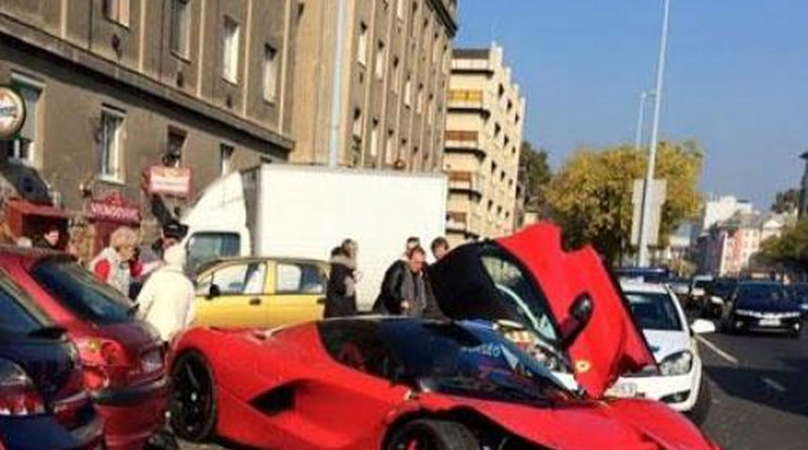 Drága fotó: 800 milliós Ferrarit zúztak le a Váci úton