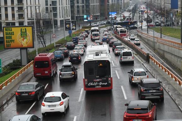 Za jedan od najiritantnijih poteza vozača najviše krive one koje voze baš BMW! Zbog OVOGA su se vozači i tukli na ulici, a evo šta kaže zakon