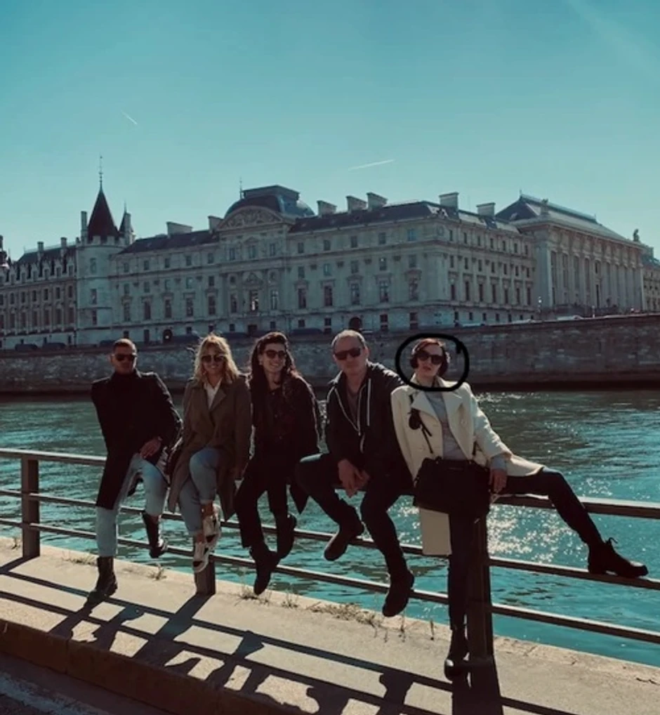 Miloš Timotijević sa ženom (zaokruženo)