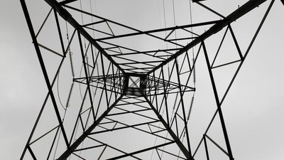A high voltage electrical pylon stands on the outskirts of Kenya's capital Nairobi, March 14, 2011. REUTERS/Thomas Mukoya