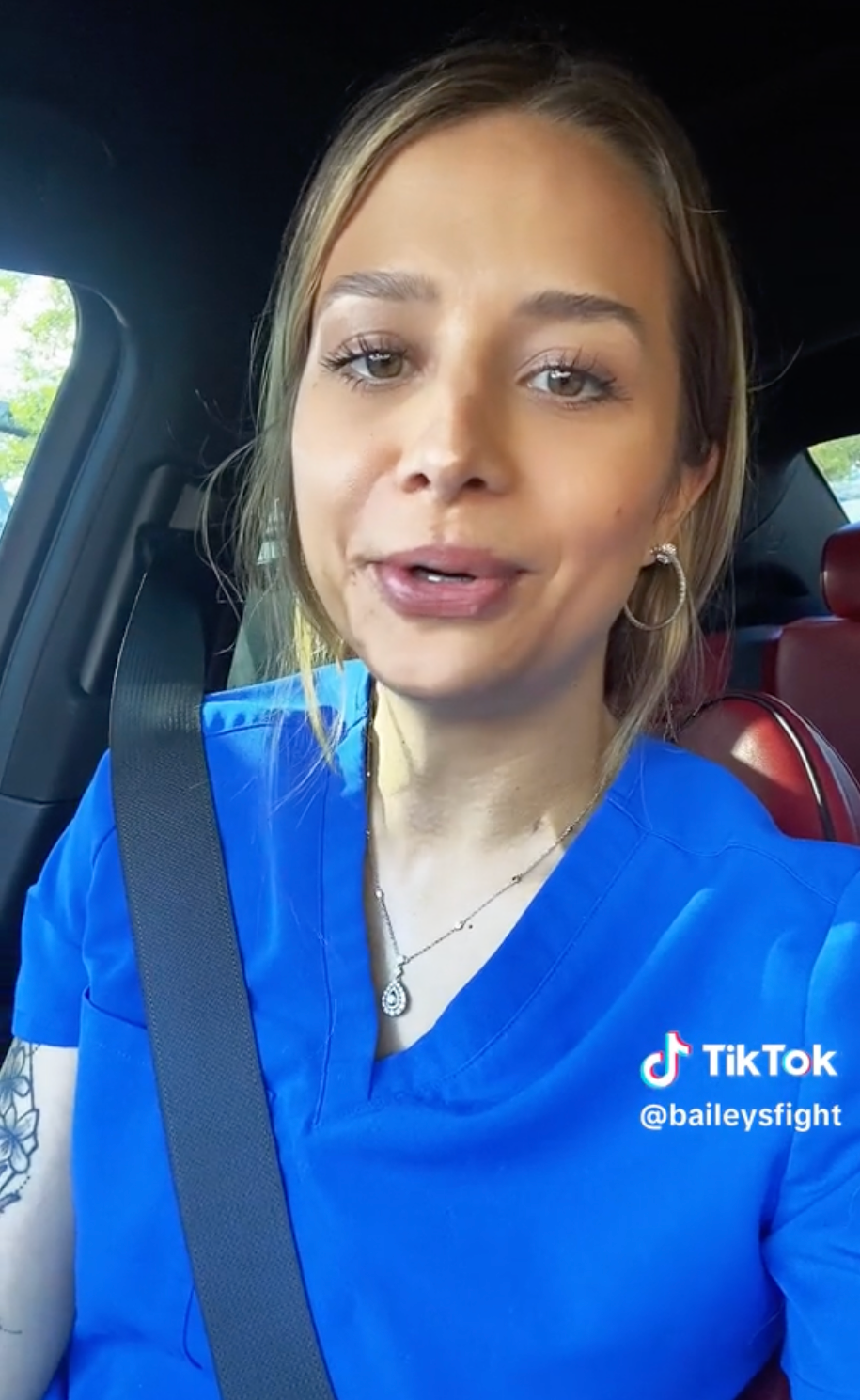 Mladá zdravotná sestra zdieľa svoj hrozivý príbeh na TikToku.