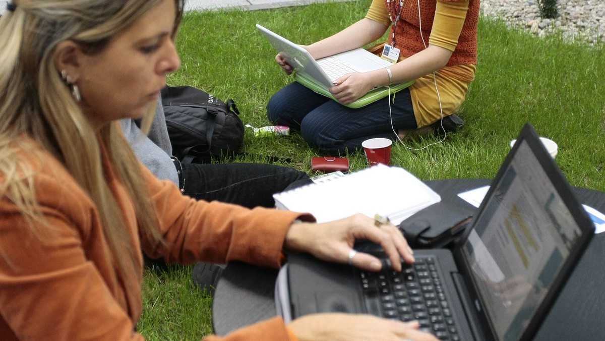 Na terenie gdańskich parków, plaż, węzłów przesiadkowych i w przyszłych strefach kibica powstanie 100 nowych punktów bezpłatnego Internetu. Wszystko z myślą o Euro 2012 - podaje pomorska.tv.