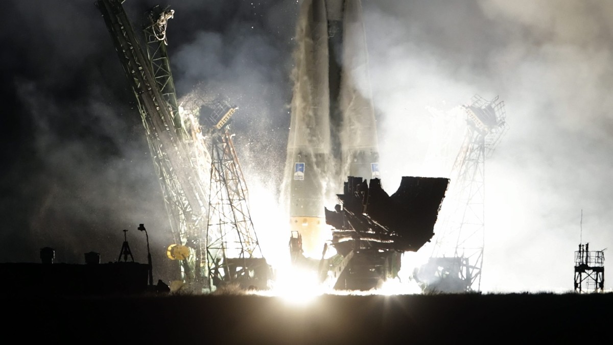 Z powodu usterki silnika rosyjski statek Sojuz, który wyruszył z trzema astronautami na Międzynarodową Stację Kosmiczną (ISS), dotrze do celu z opóźnieniem - poinformowała dzisiaj amerykańska Państwowa Agencja Aeronautyki i Przestrzeni Kosmicznej (NASA).