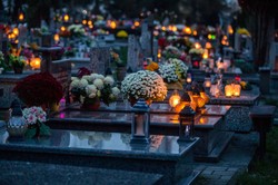 Zaduszki: Czy 2 listopada to dzień wolny od pracy? Czy dzieci idą do szkoły?