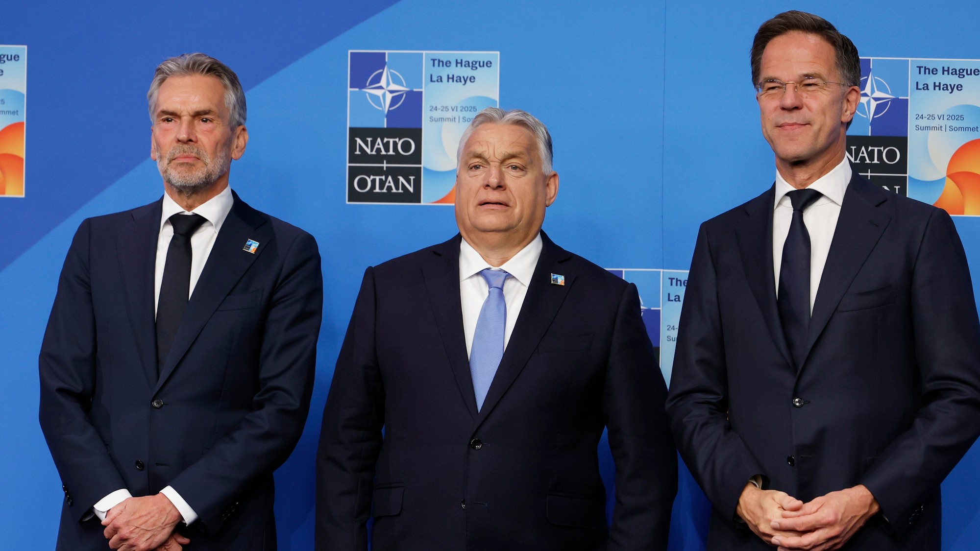 Holandský premiér Dick Schoof, maďarský premiér Viktor Orbán a generálny tajomník NATO Mark Rutte.