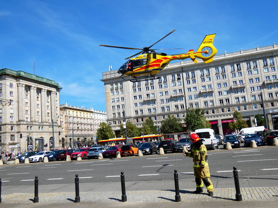Lądowanie śmigłowca LPR w centrum Warszawy