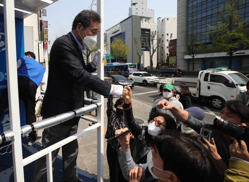 Bez rukovanja - Li Nak Jon 