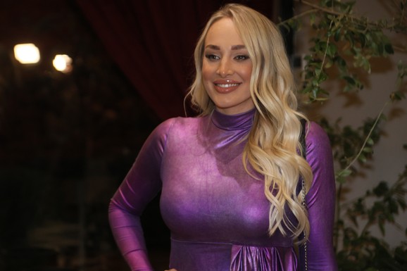 VELIKO SLAVLJE U PORODICI ĐOGANI Luna se odmah oglasila, NA STOLU NEMA ŠTA NEMA: Cela porodica se okupila, usledila čestitka za posebnu osobu (VIDEO)