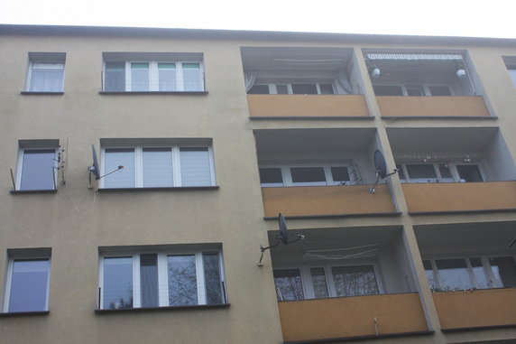 Balkony na przedostatnim piętrze należą do mieszkania, w którym zamordowano Pamelę Sz. 