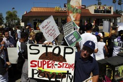 Jak długo trzeba pracować na świecie, by zarobić na chleb, ryż, Big Maca i iPhone'a? [RANKING]