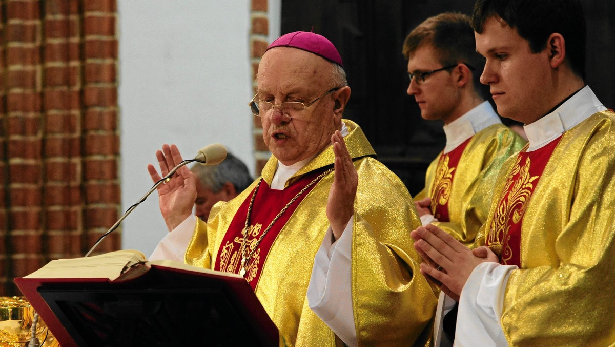 Biskup pomocniczy diecezji łowickiej Józef Zawitkowski powiedział w Toruniu, że "wierzący słuchają i modlą się z Radiem Maryja, a bezbożni podsłuchują i przeklinają". Duchowny uczestniczył w uroczystej mszy świętej z okazji 22. rocznicy rozgłośni.