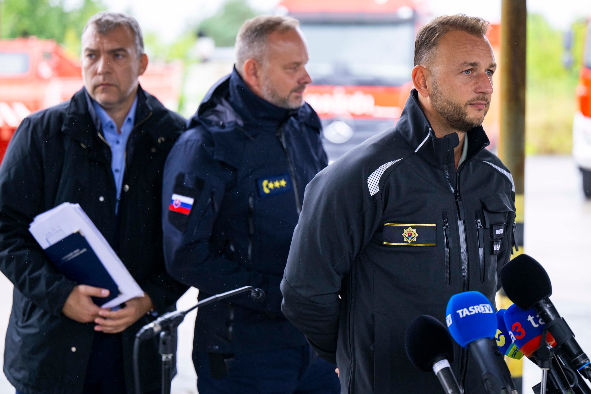 Generálny riaditeľ sekcie krízového riadenia MV SR Ervin Erdélyi, prezident Hasičského a záchranného zboru Adrián Mifkovič a Matúš Šutaj Eštok (HLAS-SD) po zasadnutí krízového štábu.