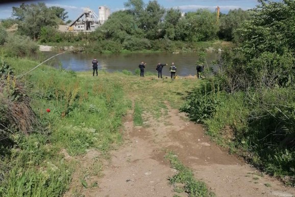 "VI LI MENE TRAŽITE?" Nišlija u radnom odelu skočio sa mosta na Južnoj Moravi, pa šokirao spasioce koji su došli da ga traže