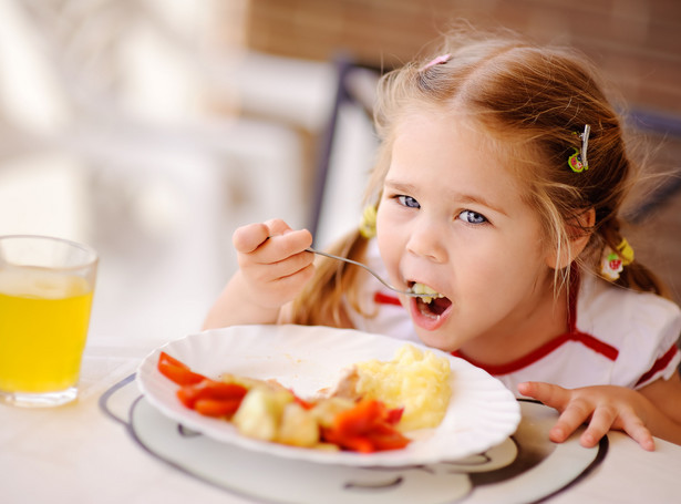 Dzieci mogą jeść późne kolacje. Bez ryzyka otyłości