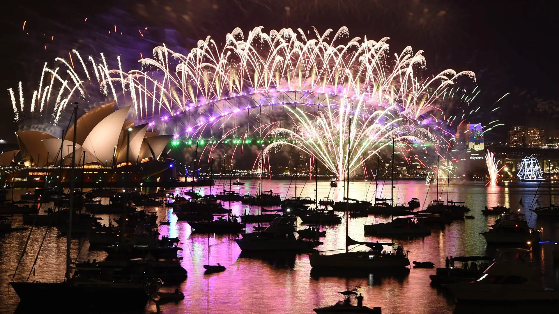 Purpurowe niebo nad Sydney. Australia jest już w 2017 roku