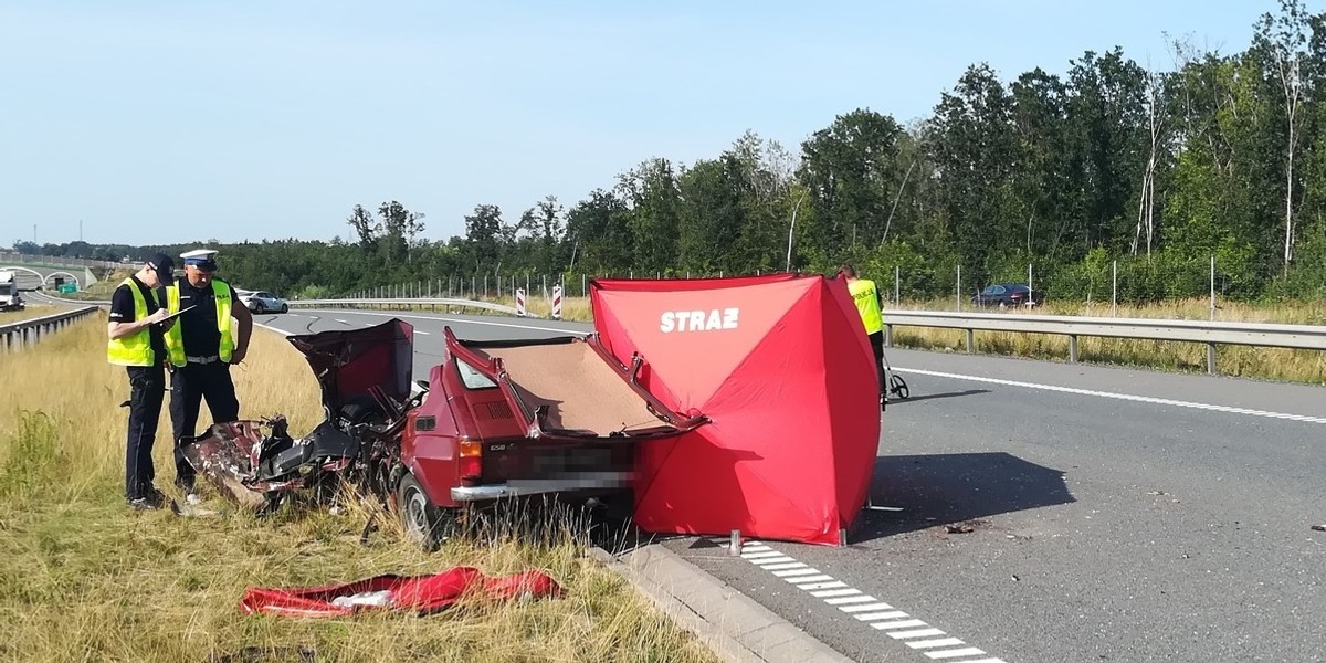 Mały fiat pędził pod prąd. Niewiele z niego zostało. Jego kierowca nie żyje