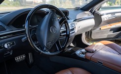 Mercedes S 500 i Porsche Cayenne w cenie roweru. ZDM sprzedaje porzucone auta