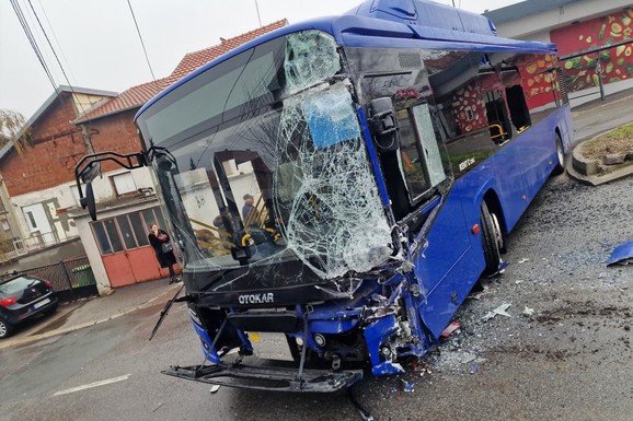 (FOTO) JEZIVI SUDAR AUTOBUSA U VELIKOM MOKROM LUGU! Zakucali se jedan u drugi na okretnici, jedna osoba odmah prevezena u Urgentni