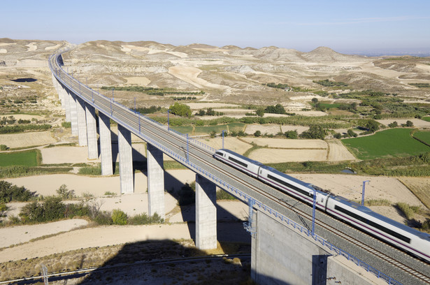 Szybka kolej AVE hiszpańskiej sieci kolejowej RENFE przejeżdza przez wiadukt w Hiszpanii (1). Fot. Shutterstock.