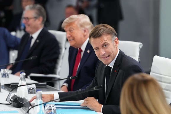 (VIDEO) Meloni prestala da puši, PLJUŠTALI POLJUPCI, razmenjivali se pokloni: Mikrofoni ostali uključeni i otkrili šta se pričalo iza kulisa samita G7