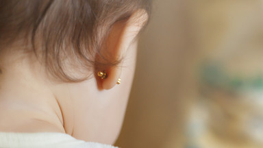 Przekłuła uszy noworodkowi. Internauci przerażeni tym nagraniem