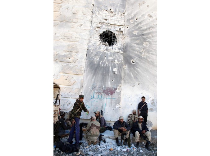 Powstańcy odpoczywaja po ciężkich walkach w Syrcie