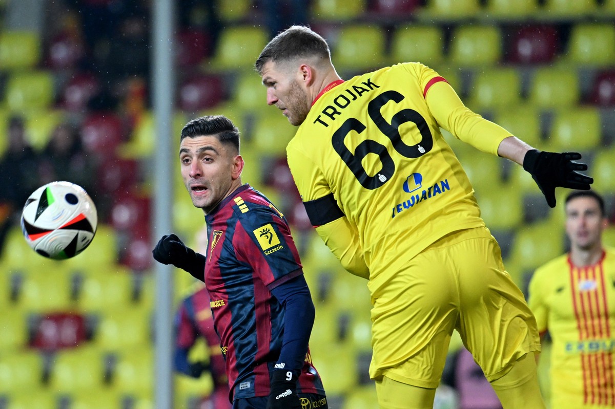 Zawodnik Korony Kielce Miłosz Trojak (P) i Eftimis Kuluris (L) z Pogoni Szczecin w meczu 18. kolejki piłkarskiej Ekstraklasy