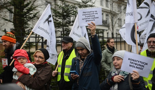 Manifestacja zorganizowana przez Komitet Obrony Demokracji, 3 bm. przed siedzibą Trybunału Konstytucyjnego w Warszawie. PAP/Jakub Kamiński