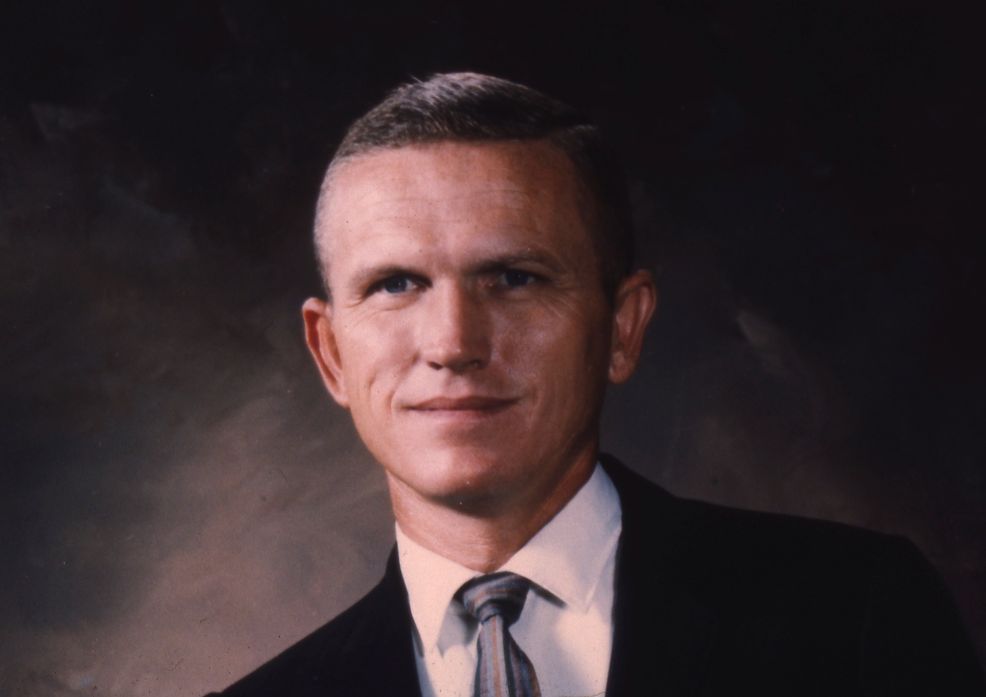 Vo veku 95 rokov zomrel americký astronaut Frank Frederick Borman, veliteľ posádky kozmickej lode Apollo 8, ktorá ako prvá obletela Mesiac.