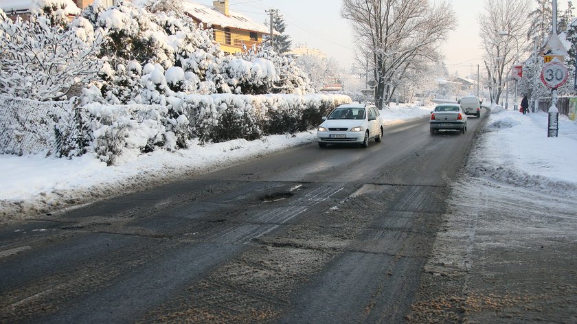 NA nowym asfalcie ulicy Mała Góra znów pojawiły się dziury