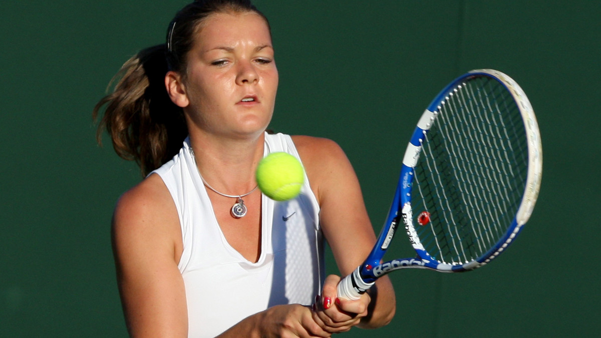Agnieszka Radwańska awansowała już do III rundy wielkoszlemowego turnieju tenisowego rozgrywanego na trawiastych kortach Wimbledonu. W II rundzie Polka, rozstawiona z numerem 11., pokonała Chinkę Shuai Peng (36. w rankingu WTA) 6:2, 6:7 (6-8), 9:7.