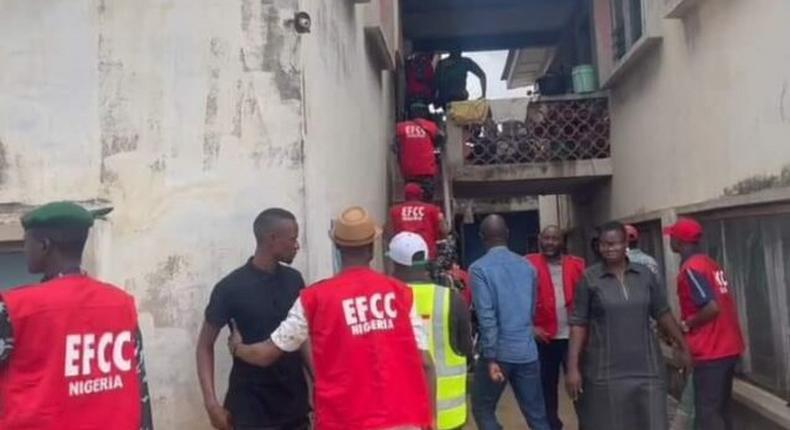  EFCC operatives arrested suspected vote buyers. (PM News)