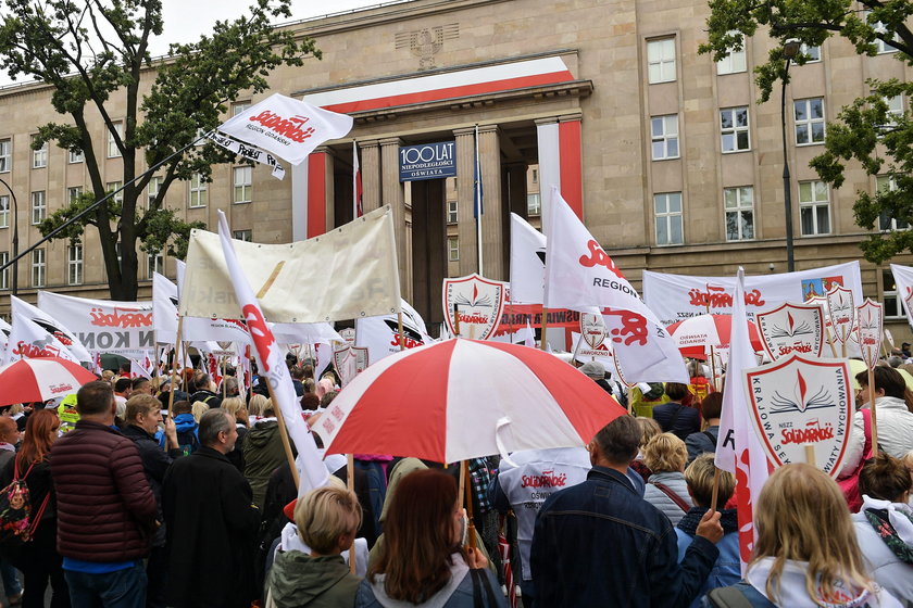 Nauczyciele pod siedzibą MEN