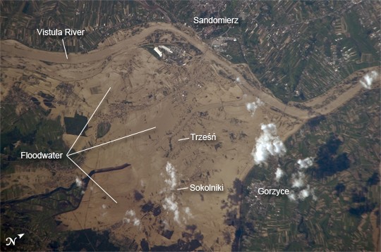 Okolice Sandomierza nad Wisłą podczas powodzi. Zdjęcie z kosmosu. Fot. NASA