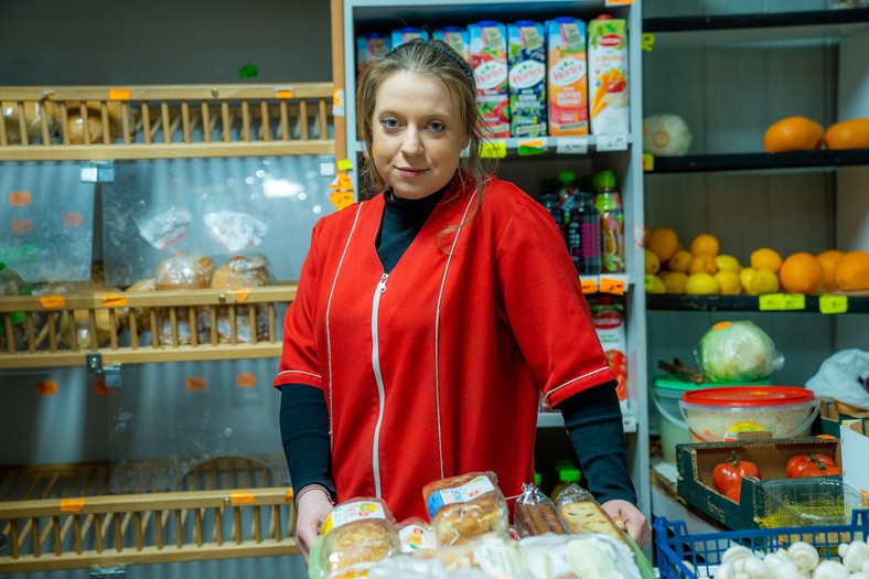 - Nie jest tu aż tak źle. Ja tam pozytywnie podchodzę do życia - mówi pani Iza, sprzedawczyni w jednym ze sklepów w Latowiczu