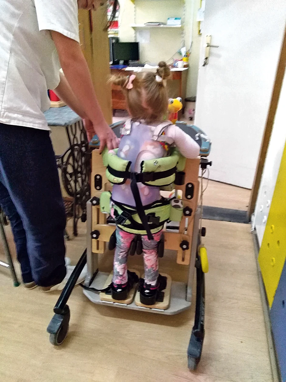 Mia ne može da hoda, niti da sedi samostalno