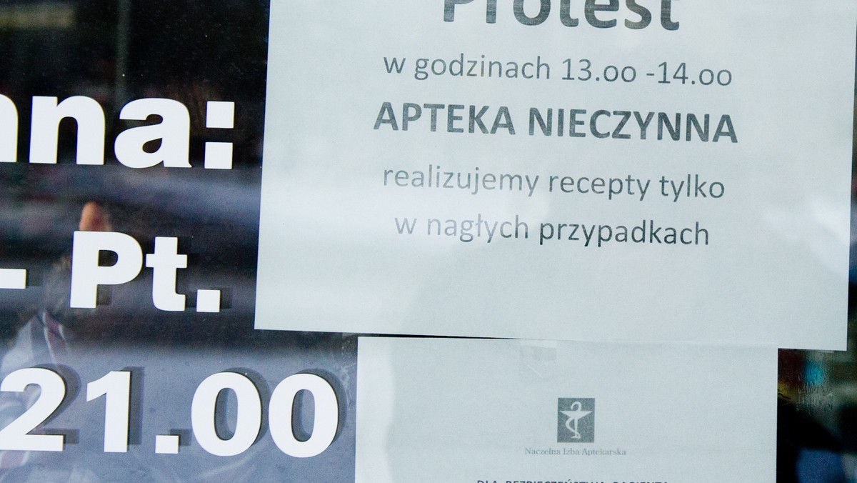 Ponad 400 z 1200 aptek zrzeszonych w Wielkopolskiej Okręgowej Izbie Aptekarskiej (WOIA) w Poznaniu bierze udział w rozpoczętym w poniedziałek proteście aptekarzy - poinformował we wtorek prezes Izby Tadeusz Bąbelek.