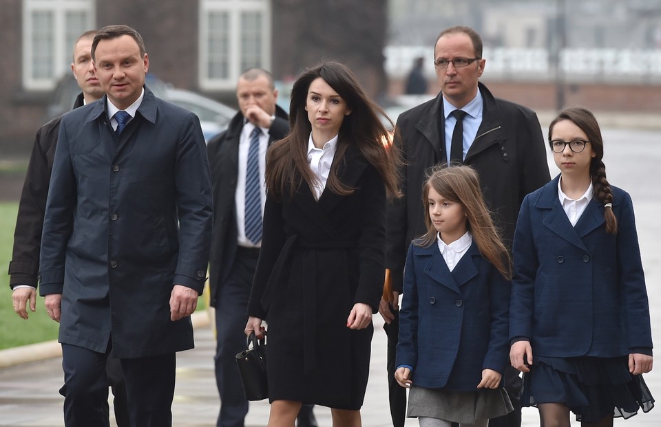 Prezydent Andrzej Duda i Marta Kaczyńska na grobie Lecha i Marii Kaczyńskich