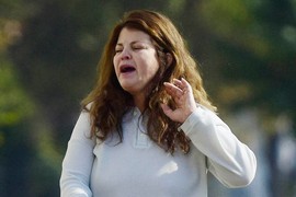 Bila je SIMBOL LEPOTE U HOLIVUDU 90-IH, a onda se IZOBLIČILA i više ne liči na sebe:  Svet u ŠOKU gleda fotografije glumice koja je bila ZAVODNICA broj 1