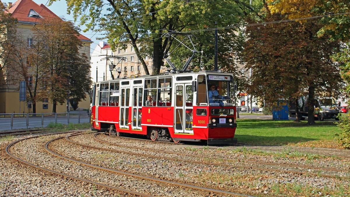 Jak reagować na przemoc na tle rasistowskim i ksenofobicznym, jak się zachować i jak wezwać pomoc – tego będzie można dowiedzieć się w tramwaju "Interwencji Pasażerskiej", który za kilka dni pojawi się na ulicach stolicy. Można też porozmawiać z obcokrajowcami i poczytać książki z biblioteki antydyskryminacyjnej. - To reakcja na wzrost nieprzyjaznych nastrojów Polaków wobec cudzoziemców – tłumaczą organizatorzy akcji.