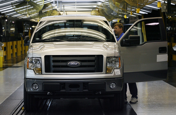 Ford grozi zmniejszeniem o połowę produkcji samochodów dostawczych w Southampton, a właściciel Land Rovera, spółka Tata, nie wyklucza, iż może zostać zmuszony do ogłoszenia zwolnień. Fot. Bloomberg