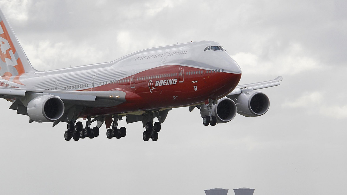 Najnowszy Boeing 747-8, zaprezentowany oficjalnie na targach lotnictwa Paris Air Show, jest największym samolotem pasażerskim. Na swoim pokładzie pomieści nawet blisko 600 pasażerów. To nie wszystko, bo oprócz osiągów maszyna zadziwia również swoim kształtem. Wydłużona i smukła kabina przypomina raczej samoloty prywatne niż te, do których przyzwyczaili nas konstruktorzy największych samolotów pasażerskich. Nowy Boeing 747-8 być może przerwie dominację Airbusa A380 na rynku samolotów pasażerskich - informuje serwis bbc.co.uk