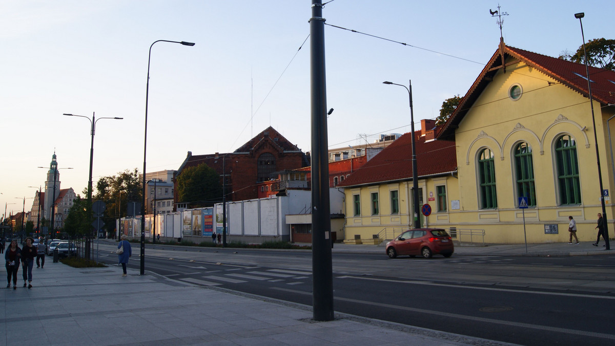 Znajdujący się w centrum miasta olsztyński areszt w najbliższym czasie nie będzie przenoszony w inne miejsce, ponieważ ministerstwo sprawiedliwości skupi się najpierw na tych więzieniach i aresztach, które są przeludnione. Jednak przy nakreślaniu kolejnych planów dotyczących więziennictwa resort ma już wziąć pod uwagę możliwość ulokowania go gdzie indziej.