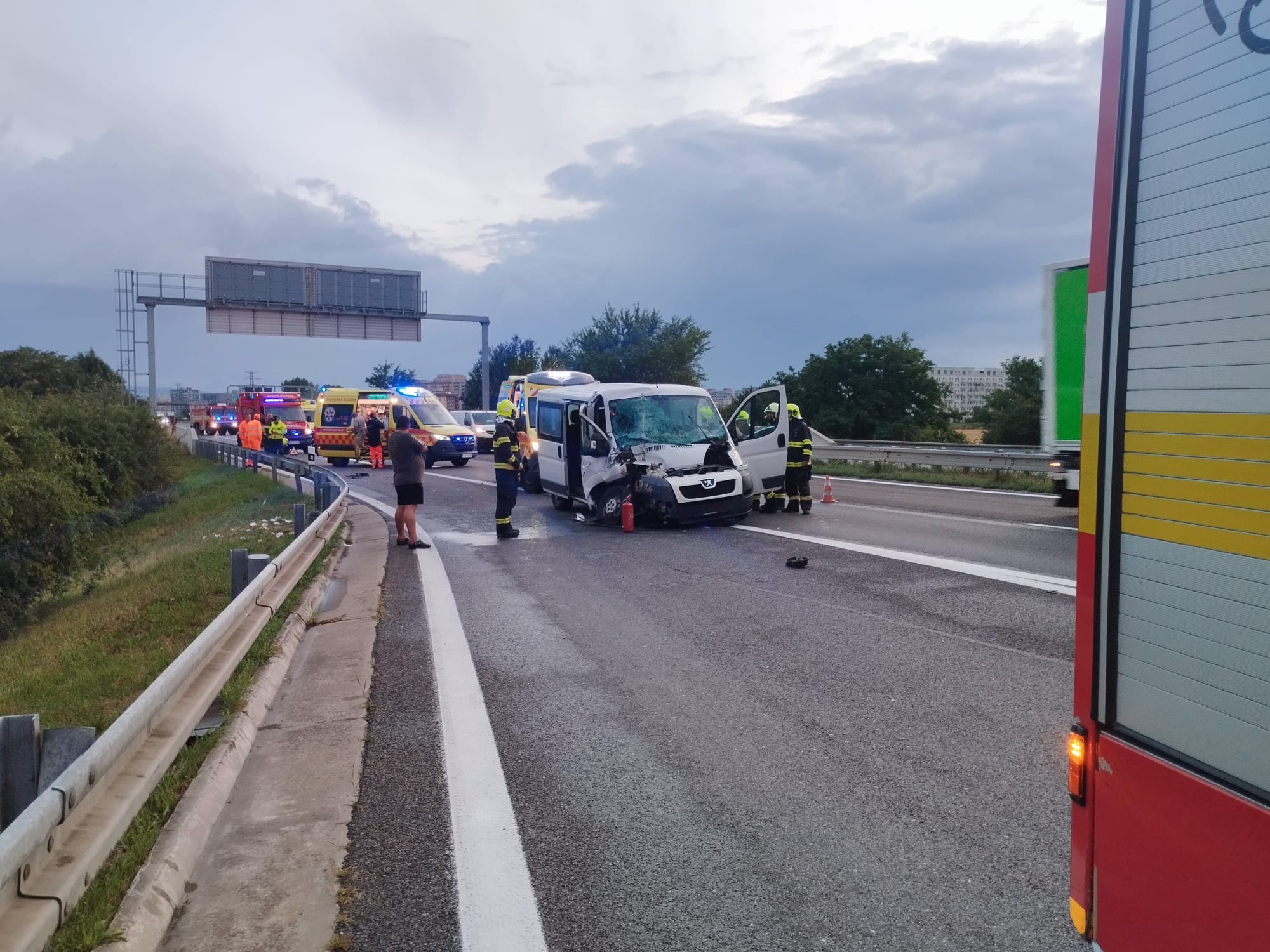 Pri nehode kamióna a dodávky na D2 sa zranilo päť ľudí.