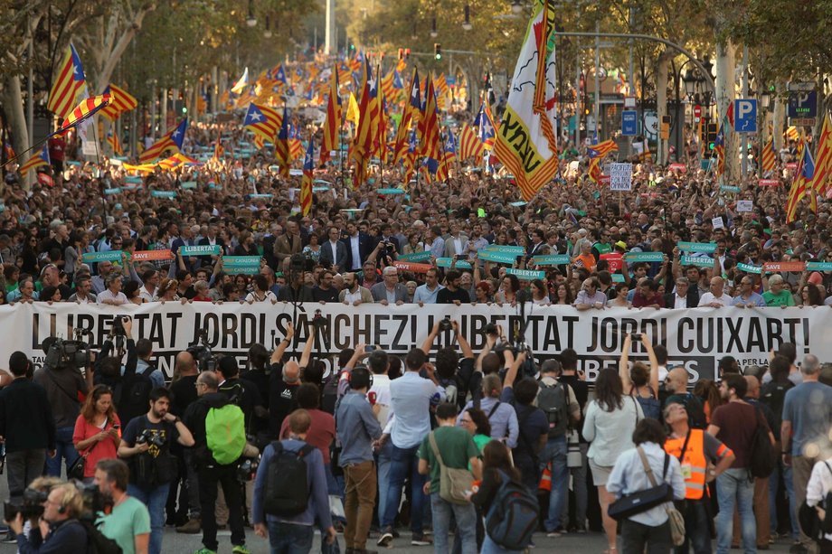 Protest w Barcelonie przeciwko planom Madrytu dot. ograniczenia autonomii Katalonii