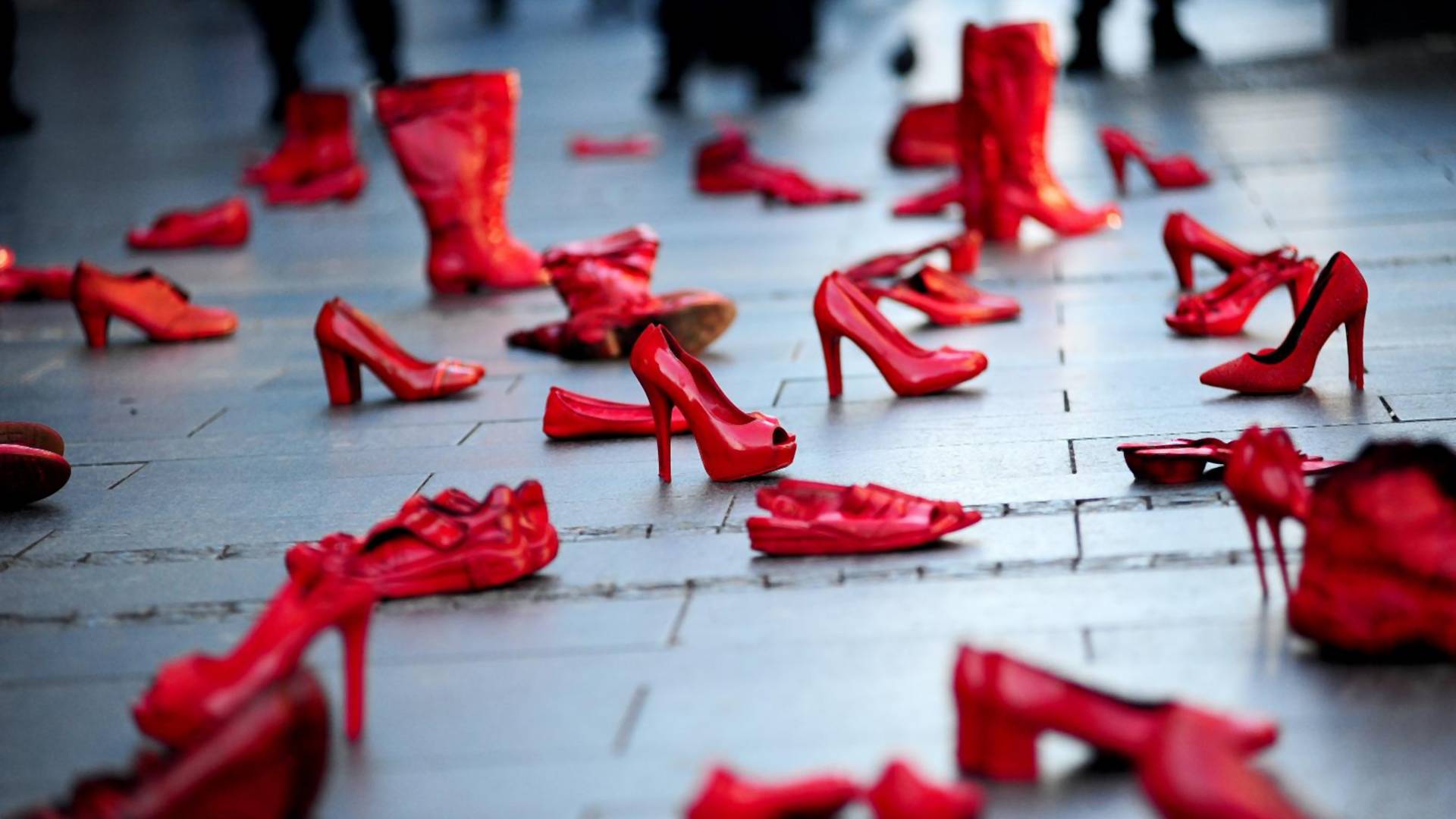 Stotine crvenih cipelica ostavljeno u centru Beograda - s jednom porukom