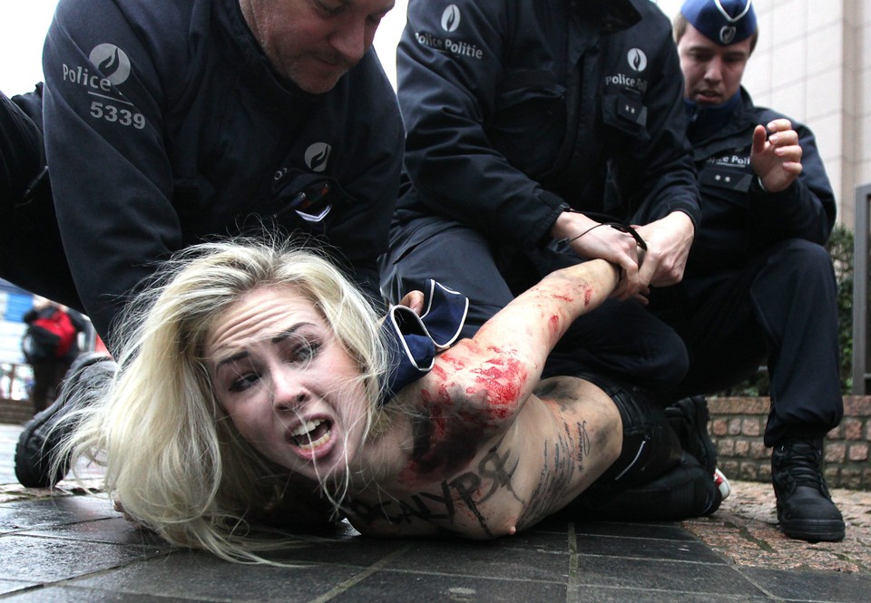 Roznegliżowany Femen protestuje mimo mrozu